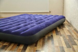 ¿Se puede poner un colchón de aire en el marco de una cama?