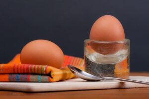 4 maneras fáciles de hervir huevos sin estufa
