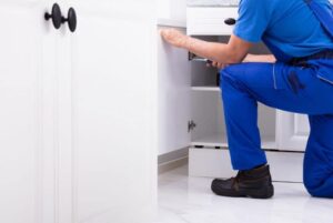 5 maneras fáciles de evitar que las puertas de los gabinetes golpeen la pared