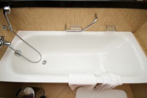 Cómo arreglar una grieta en una bañera de plástico: una guía paso a paso