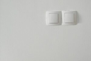 ¿Cuál es la altura estándar para interruptores de luz y cajas de salida?