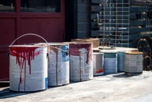 ¿Se puede almacenar pintura en el garaje? (Ahórrate una lata arruinada)