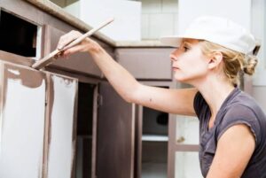 ¿Necesita pintar el interior de los gabinetes de cocina?