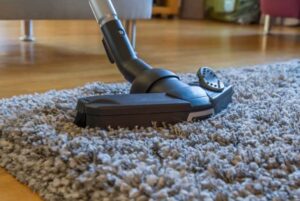 Cómo limpiar alfombras grandes con respaldo de goma