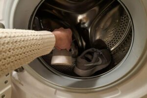 Cómo secar tus zapatos en la secadora: una guía simple de 9 pasos