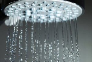 ¿Puede un cabezal de ducha aumentar la presión del agua?