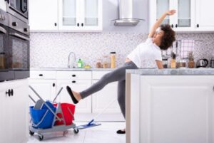 Cómo hacer que los pisos de baldosas sean menos resbaladizos: 9 consejos que puede seguir