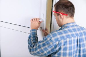Cómo abrir una puerta atascada (5 soluciones)