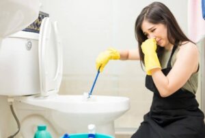 El inodoro huele a aguas residuales cuando se descarga: 5 causas posibles