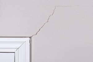 ¿Debería preocuparse por las grietas en las paredes?