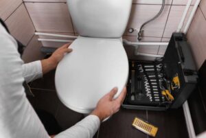 Cómo arreglar un asiento de inodoro tambaleante